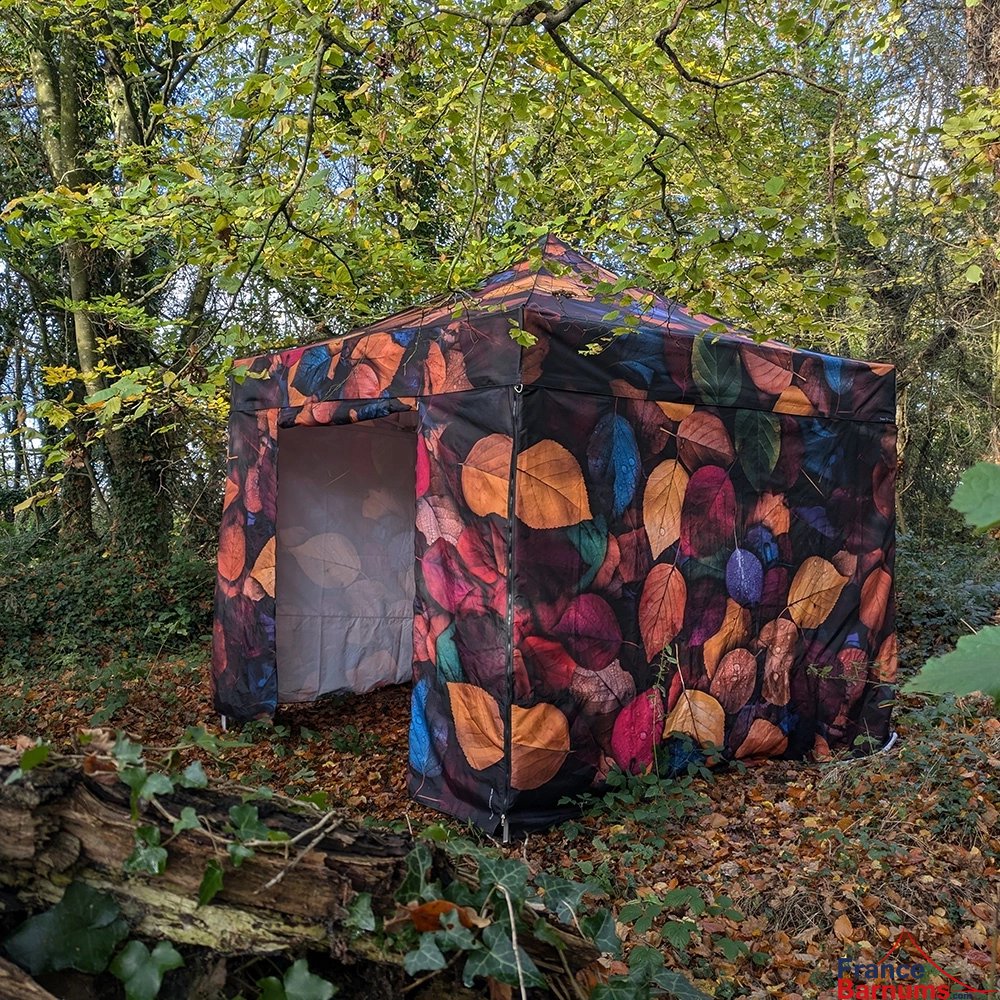 Le barnum pliant 3x3m FORÊT de la collection Capsule #2 avec son pack murs en situation