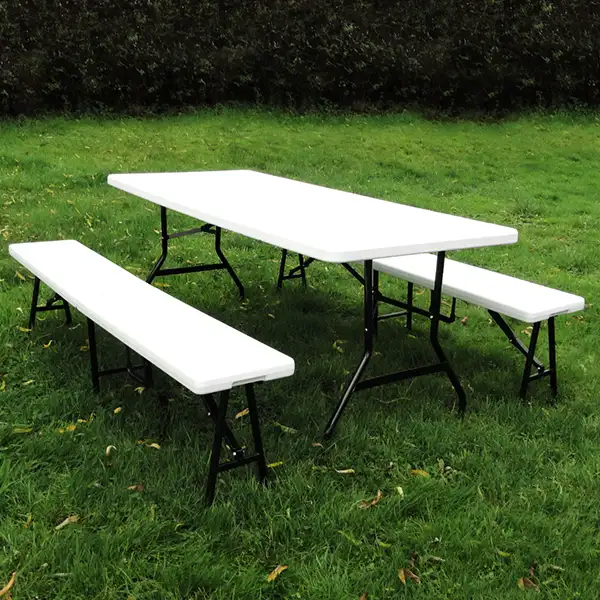 la table rectangulaire pliante peut être associée à une paire de bancs assortis