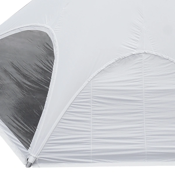 La tente étoile avec pack fenêtres est composée de fenêtres en PVC transparent et de murs en polyester