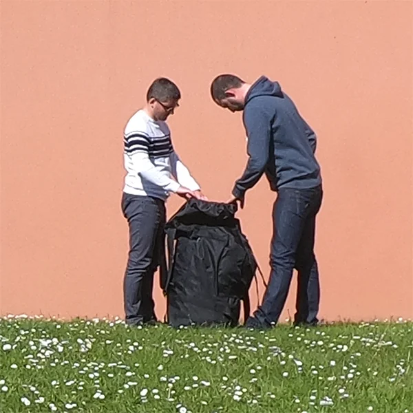 Le sac de transport offert avec la tente gonflable permet de ranger la structure.