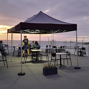 Tente pliante installée sur une terrasse d'un restaurant